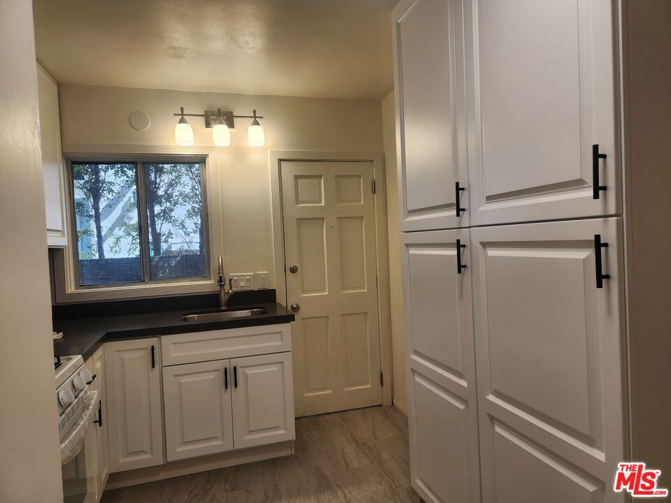1234 1/2 Gordon Street Property Photo 4