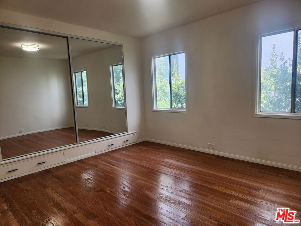 1234 1/2 Gordon Street Property Photo 5