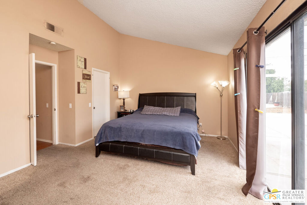2466 N Orange Avenue Property Photo 14