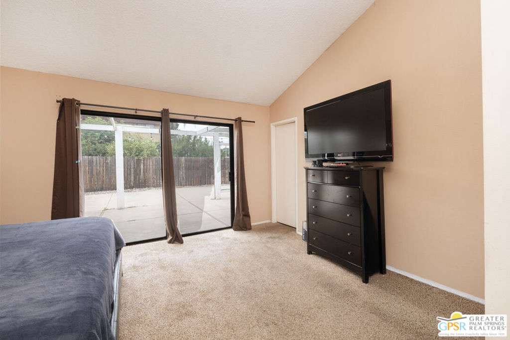 2466 N Orange Avenue Property Photo 15