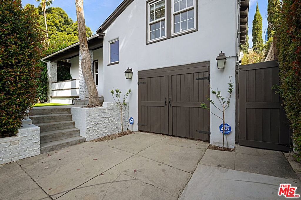9023 Phyllis Avenue Property Photo 2