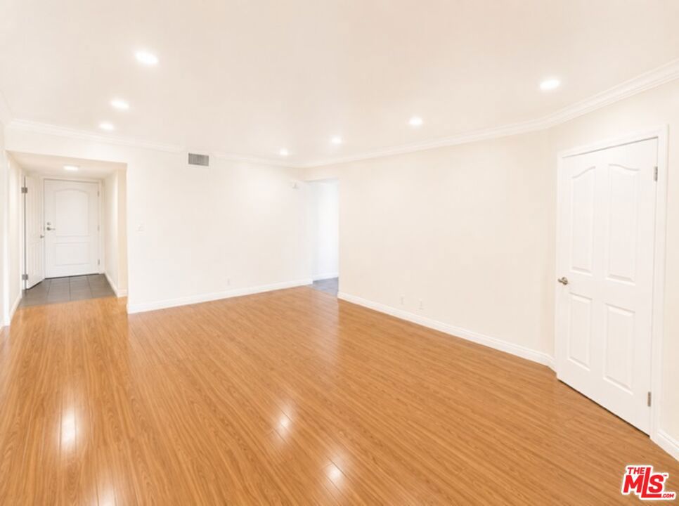 5009 Woodman Avenue 202 Property Photo 4