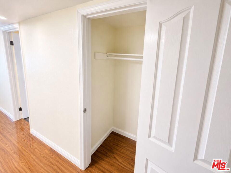 5009 Woodman Avenue 202 Property Photo 9