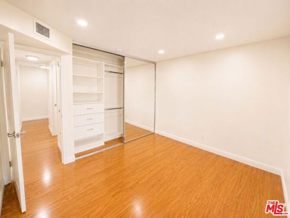 5009 Woodman Avenue 202 Property Photo 11