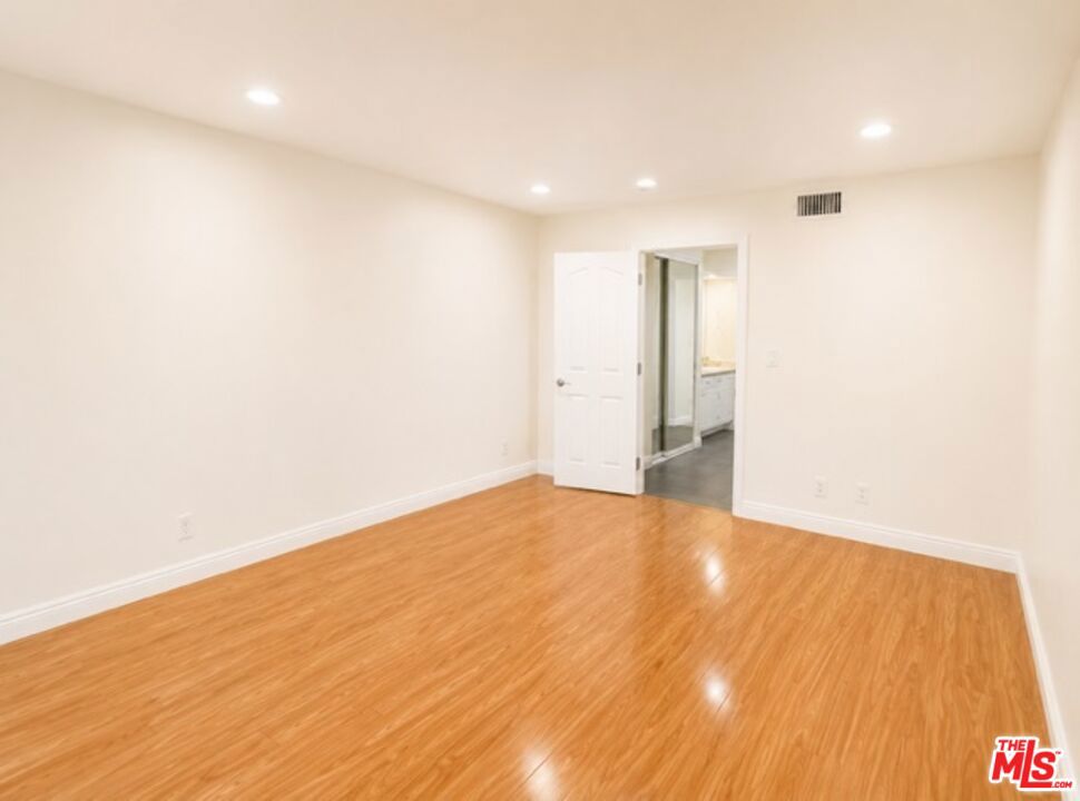 5009 Woodman Avenue 202 Property Photo 13