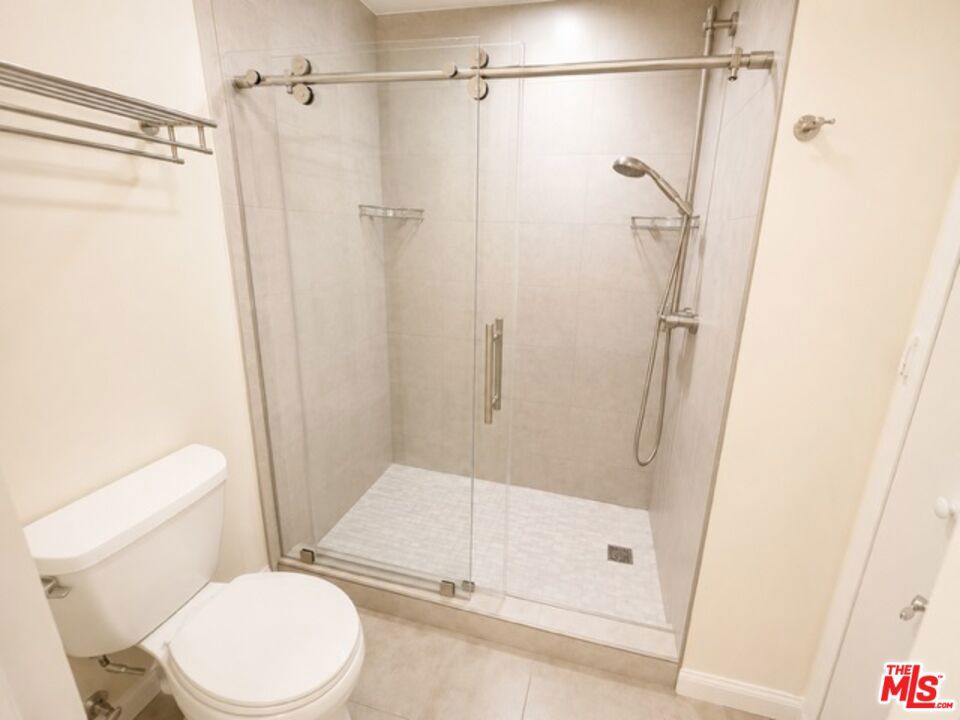 5009 Woodman Avenue 202 Property Photo 14