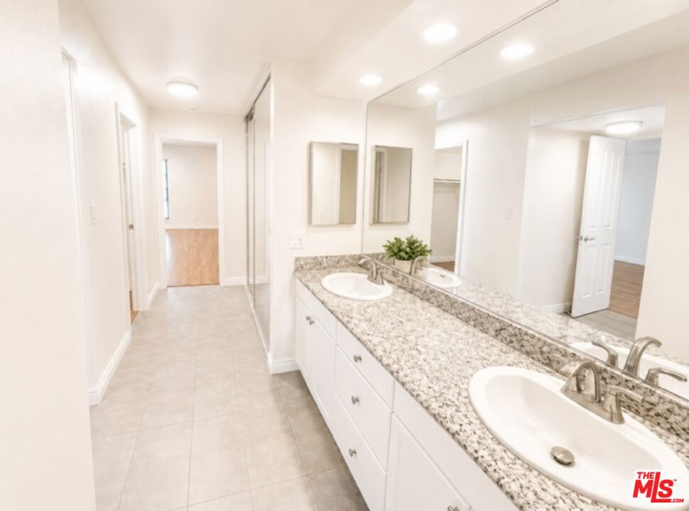 5009 Woodman Avenue 202 Property Photo 15