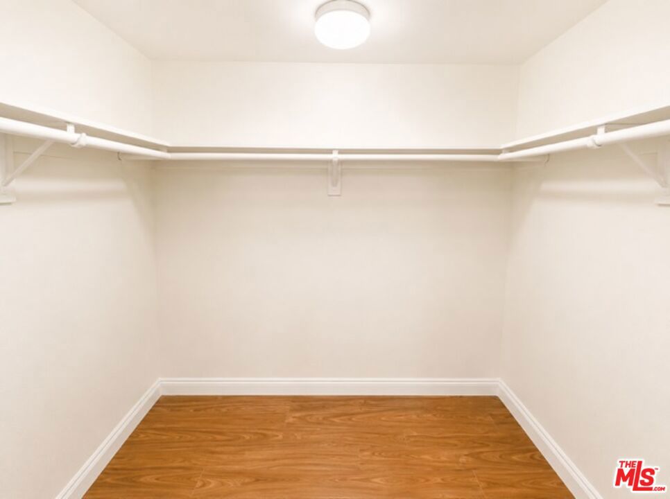 5009 Woodman Avenue 202 Property Photo 16