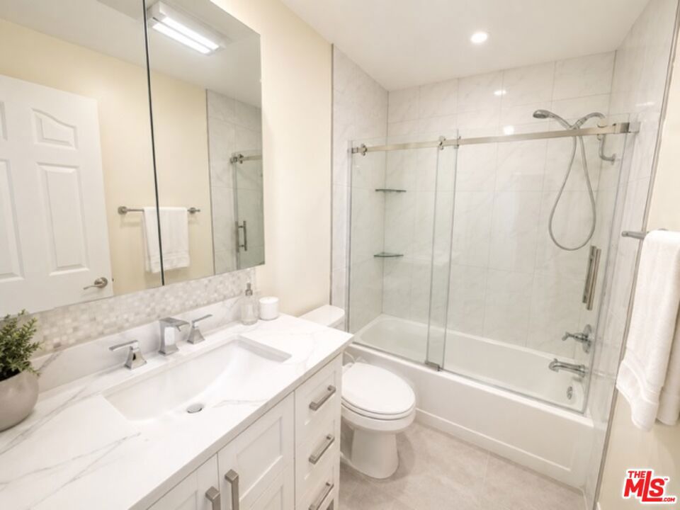 5009 Woodman Avenue 202 Property Photo 17