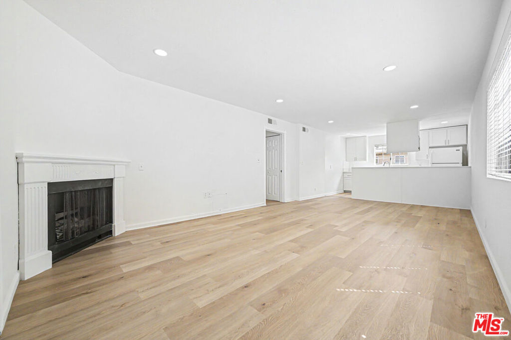 1820 S Barrington Avenue 202 Property Photo 3