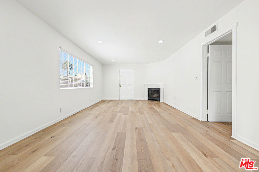 1820 S Barrington Avenue 202 Property Photo 4