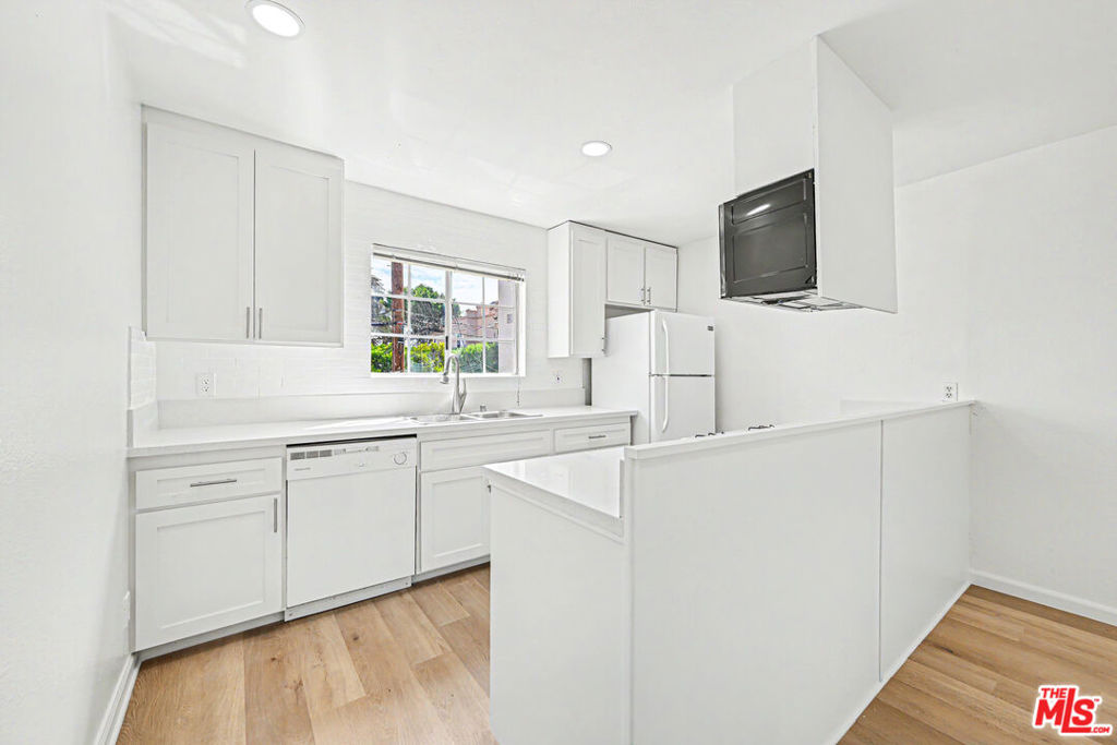 1820 S Barrington Avenue 202 Property Photo 6