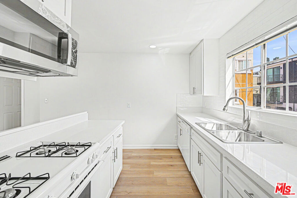 1820 S Barrington Avenue 202 Property Photo 7