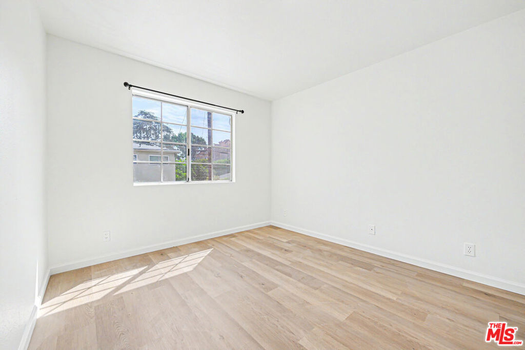 1820 S Barrington Avenue 202 Property Photo 9