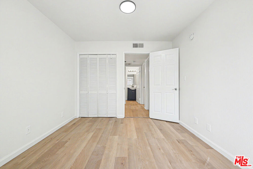 1820 S Barrington Avenue 202 Property Photo 10