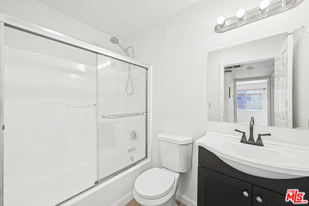 1820 S Barrington Avenue 202 Property Photo 11
