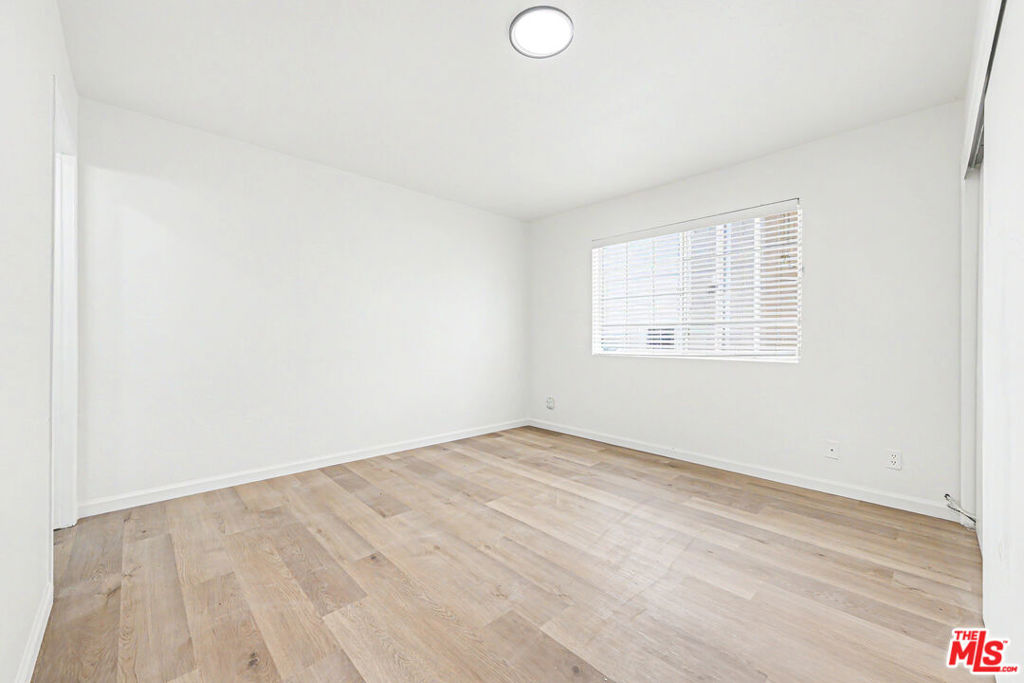 1820 S Barrington Avenue 202 Property Photo 12