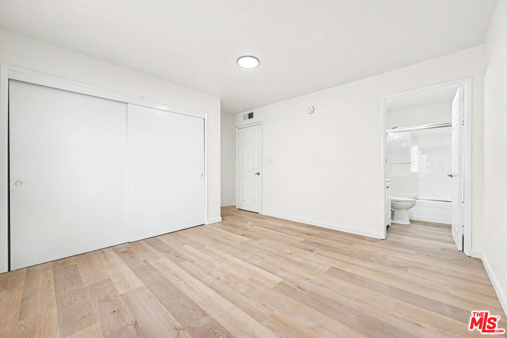1820 S Barrington Avenue 202 Property Photo 13