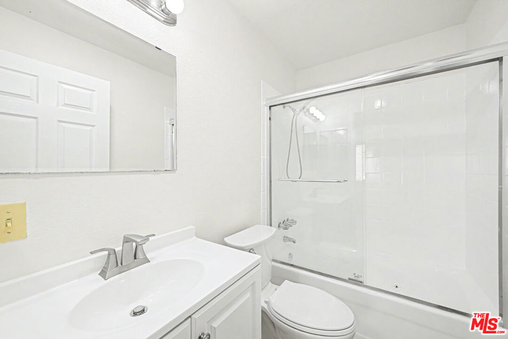 1820 S Barrington Avenue 202 Property Photo 14