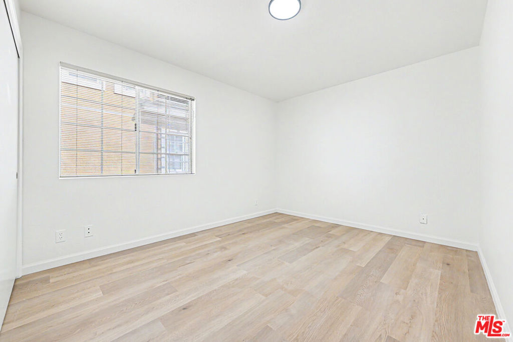1820 S Barrington Avenue 202 Property Photo 15
