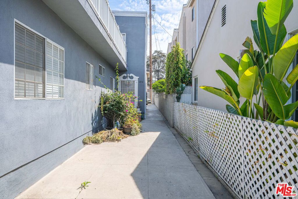 1820 S Barrington Avenue 202 Property Photo 17
