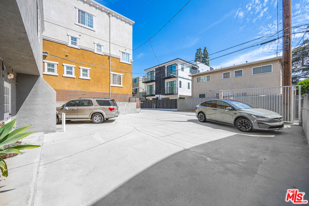 1820 S Barrington Avenue 202 Property Photo 18