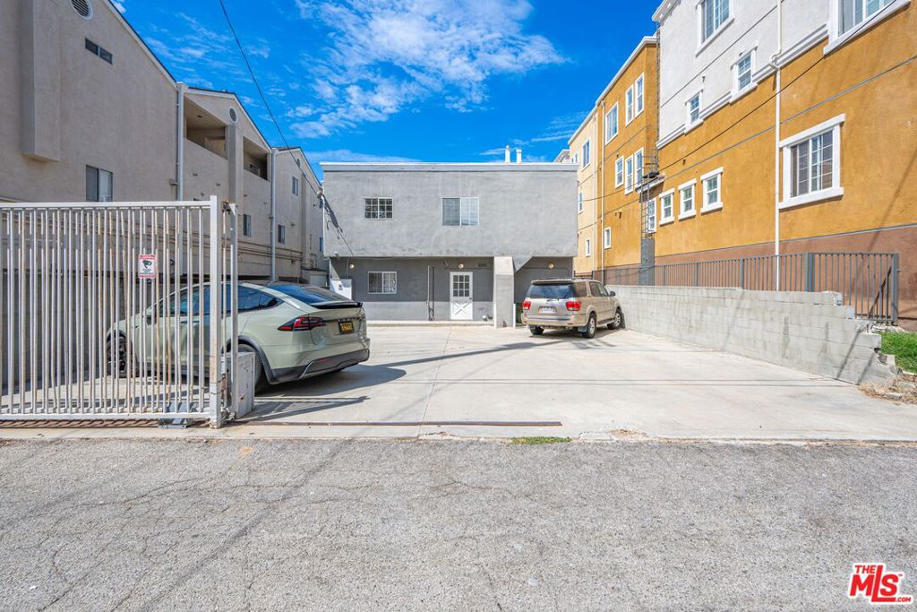 1820 S Barrington Avenue 202 Property Photo 19
