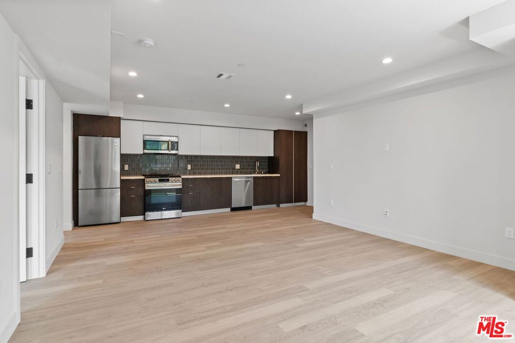 132 Rosemont Avenue 201 Property Photo 4