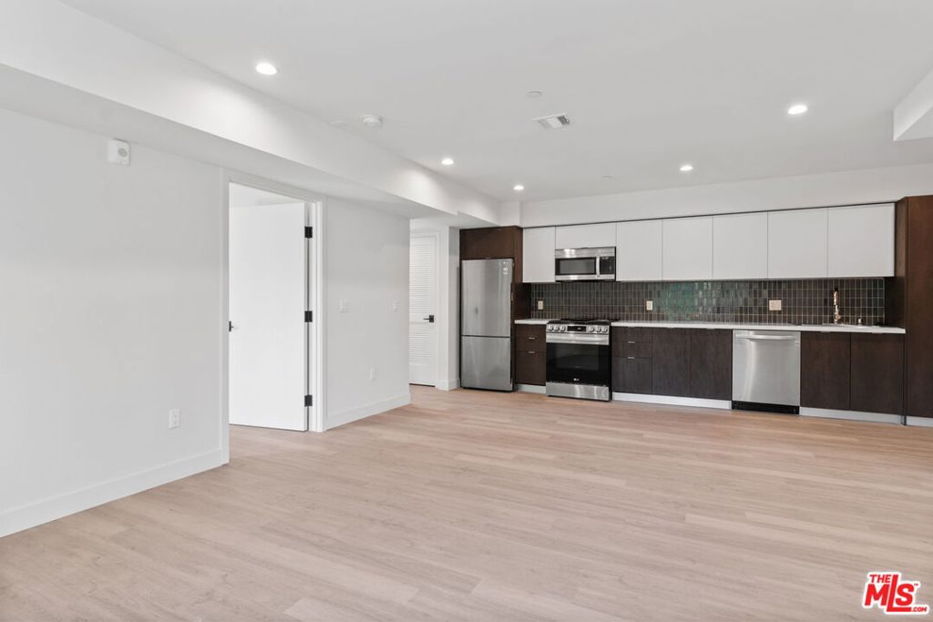 132 Rosemont Avenue 201 Property Photo 5