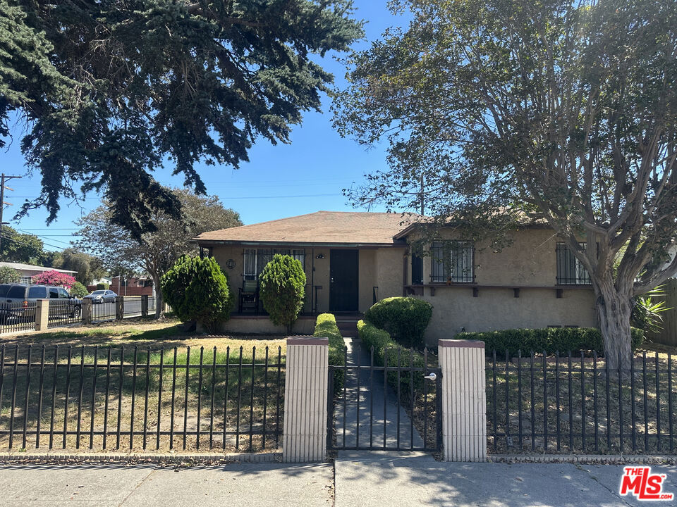 748 E Century Boulevard Property Photo 1