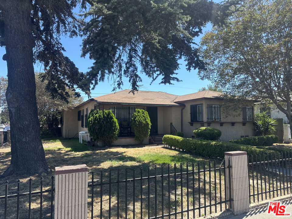 748 E Century Boulevard Property Photo 2