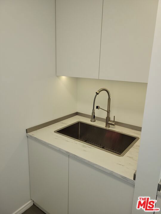4531 Van Nuys Property Photo 6