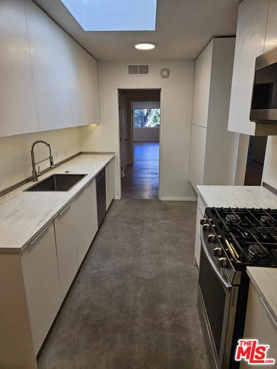 4531 Van Nuys Property Photo 8