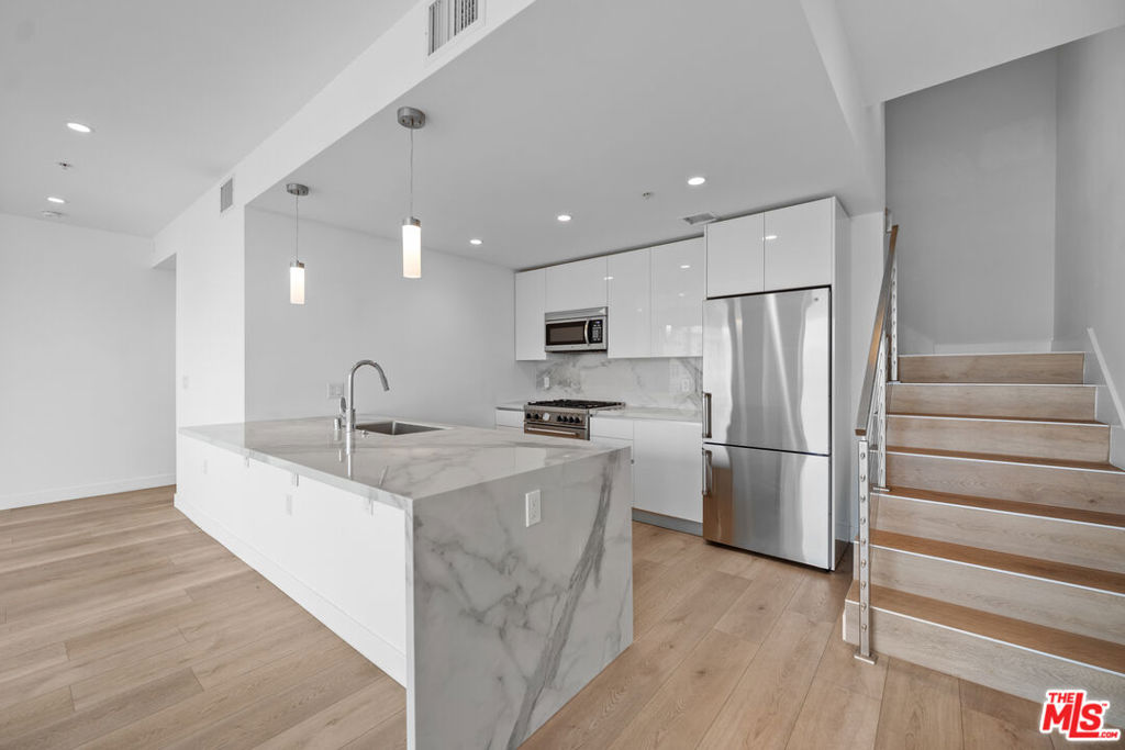 957 Figueroa Terrace 307 Property Photo 1