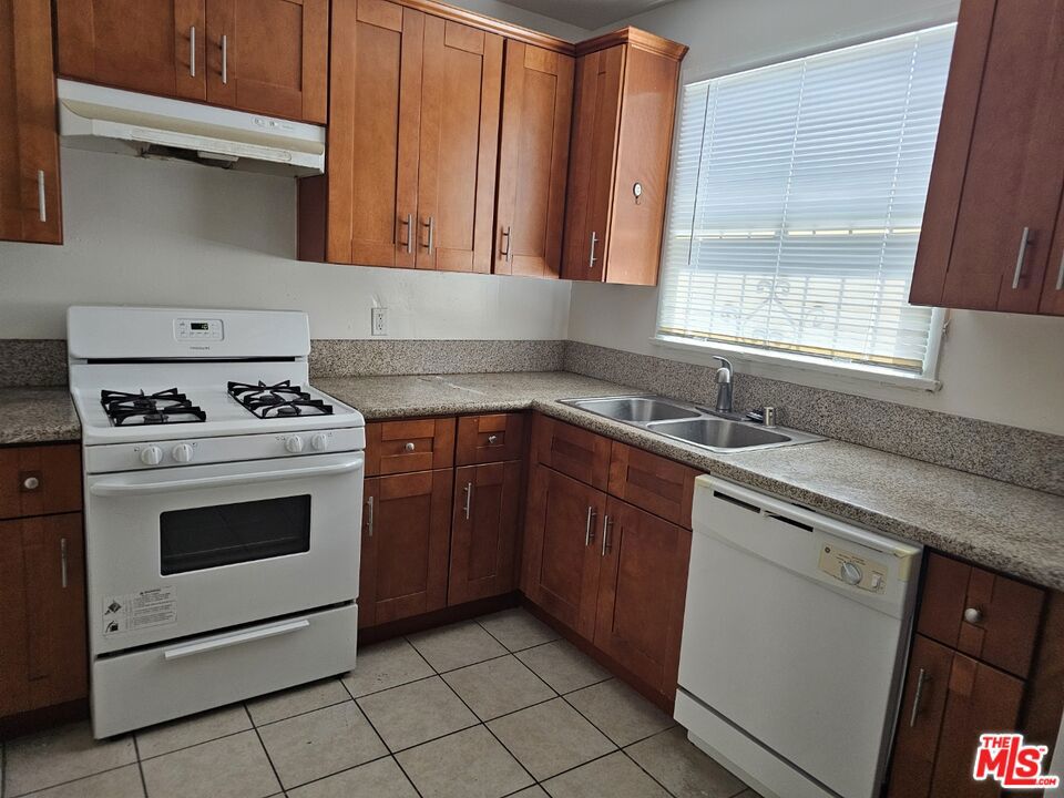 1824 S Wilton Place Property Photo 7