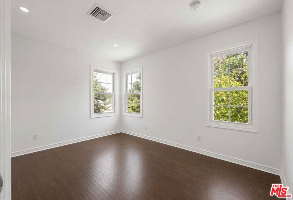 138 N Hamel Drive Property Photo 28