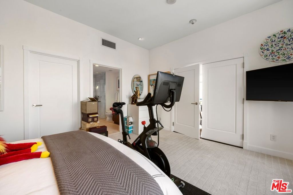 900 W Olympic Boulevard 46g Property Photo 21