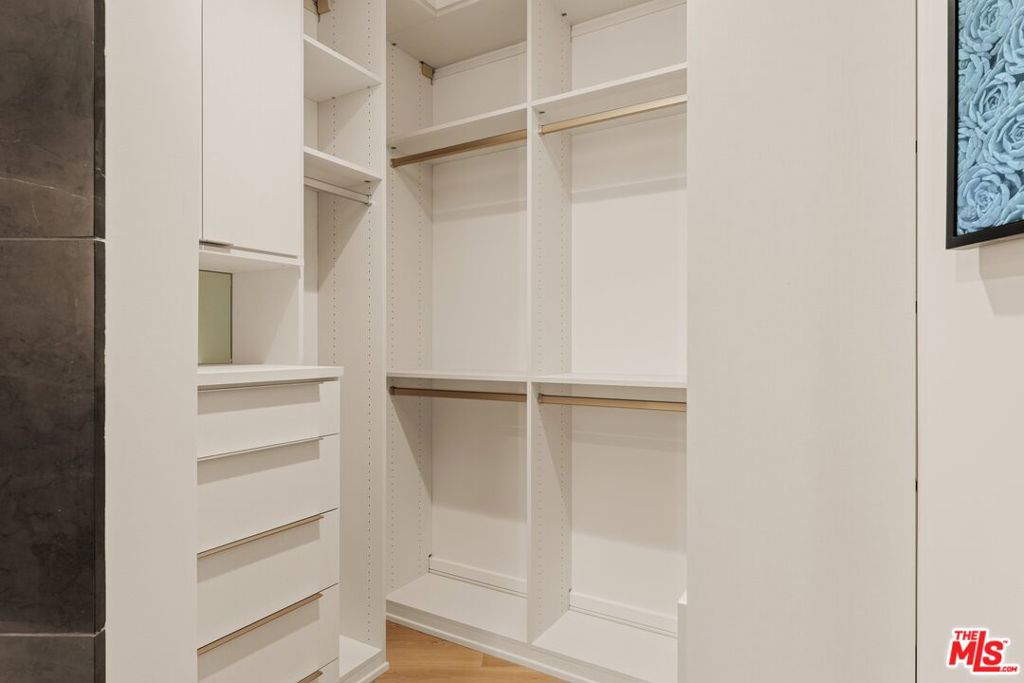 211 W Elm Court 13e Property Photo 16