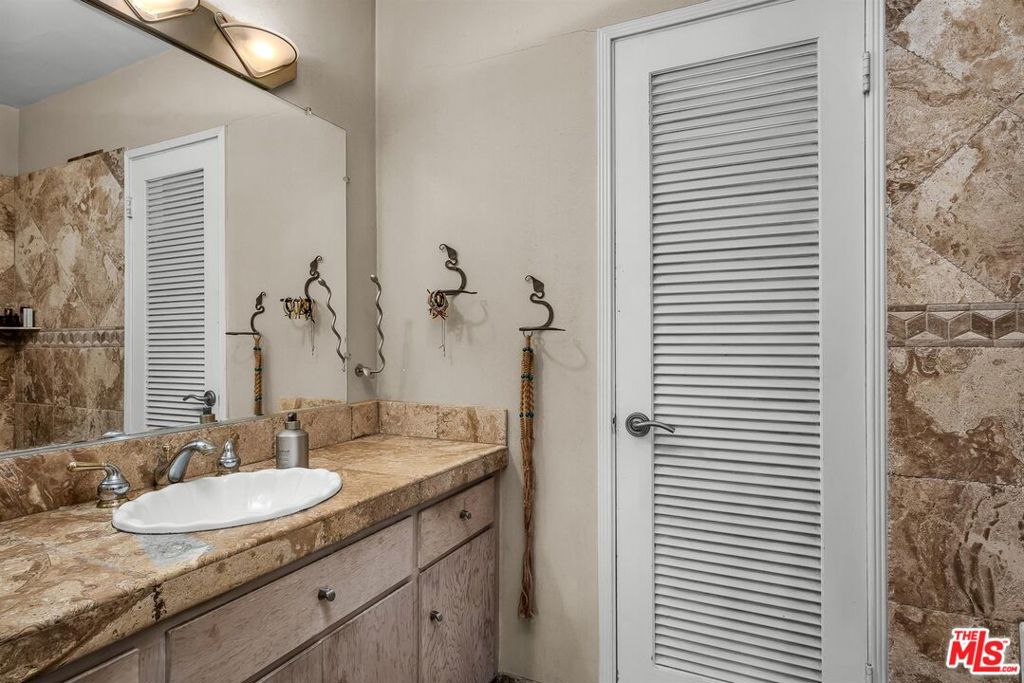 1766 Midvale Avenue Property Photo 16