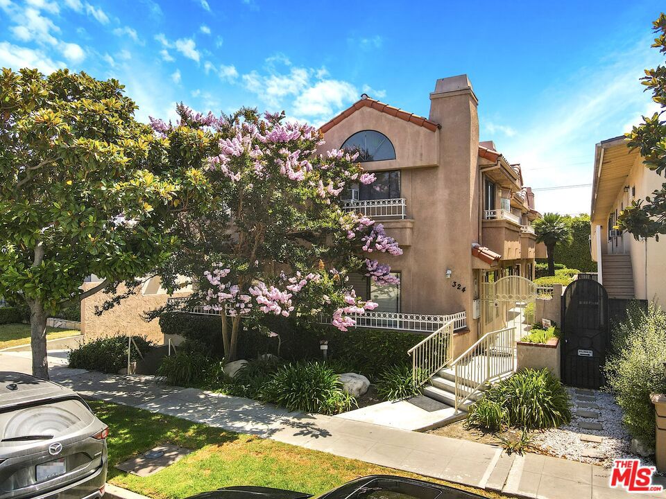 324 S Doheny Drive Property Photo 1