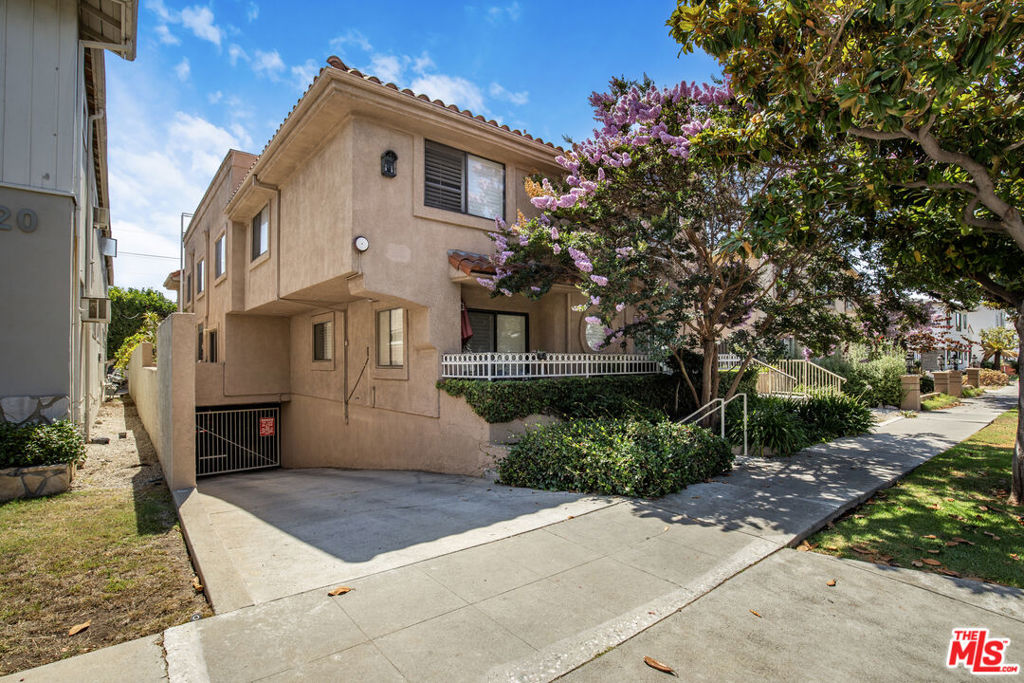 324 S Doheny Drive Property Photo 3
