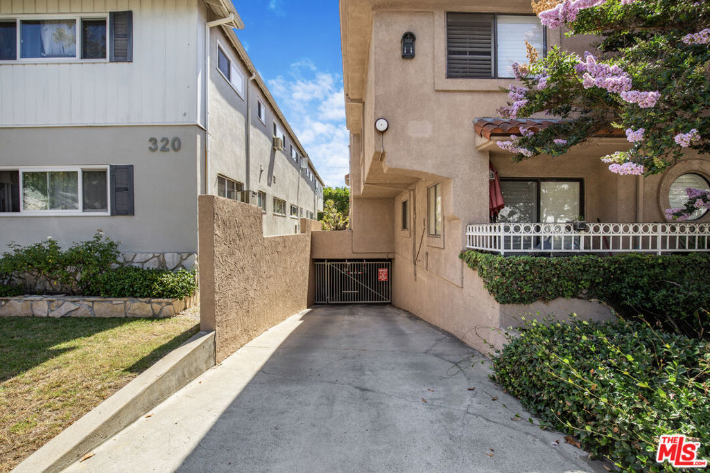 324 S Doheny Drive Property Photo 4