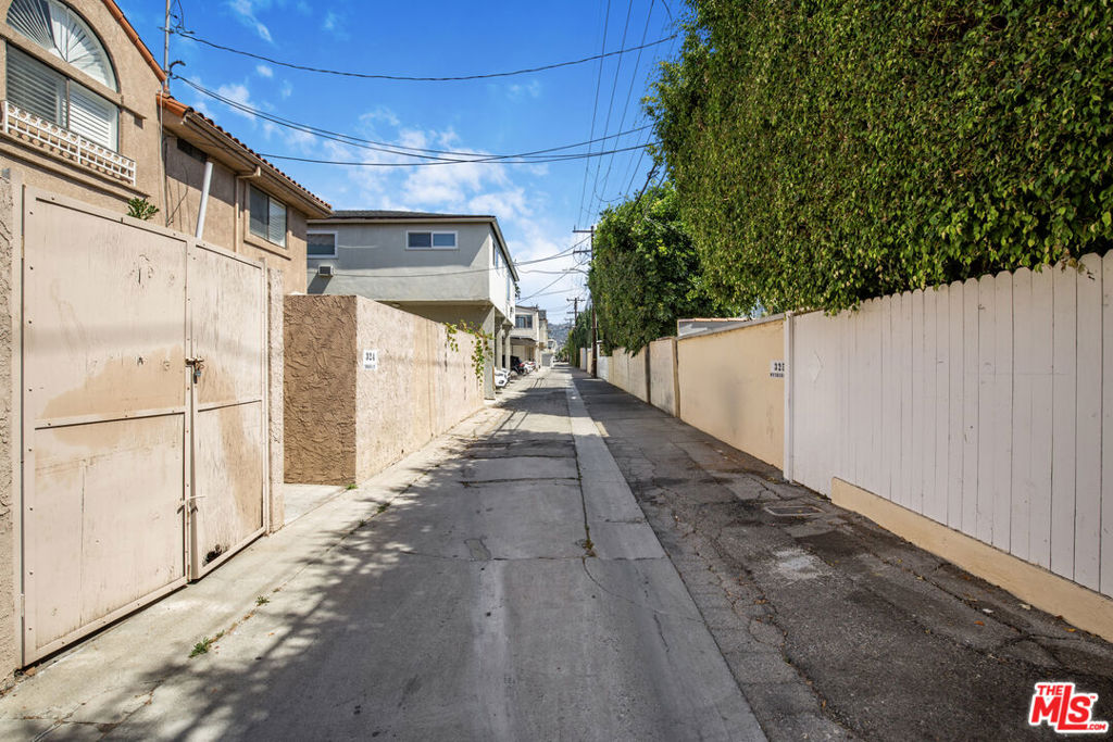 324 S Doheny Drive Property Photo 5