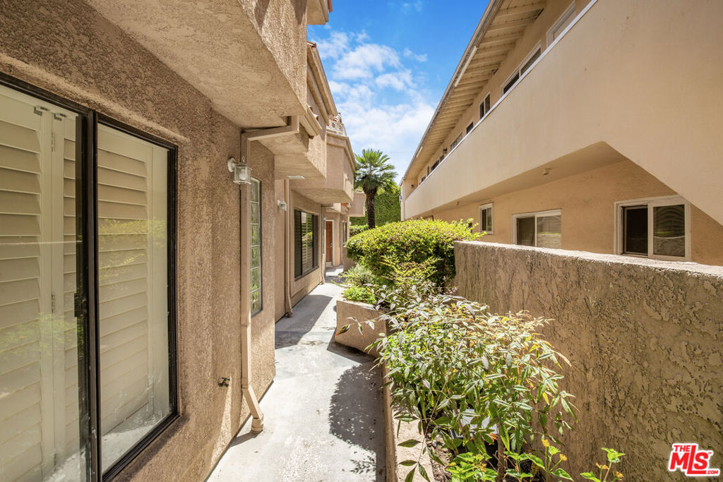 324 S Doheny Drive Property Photo 6