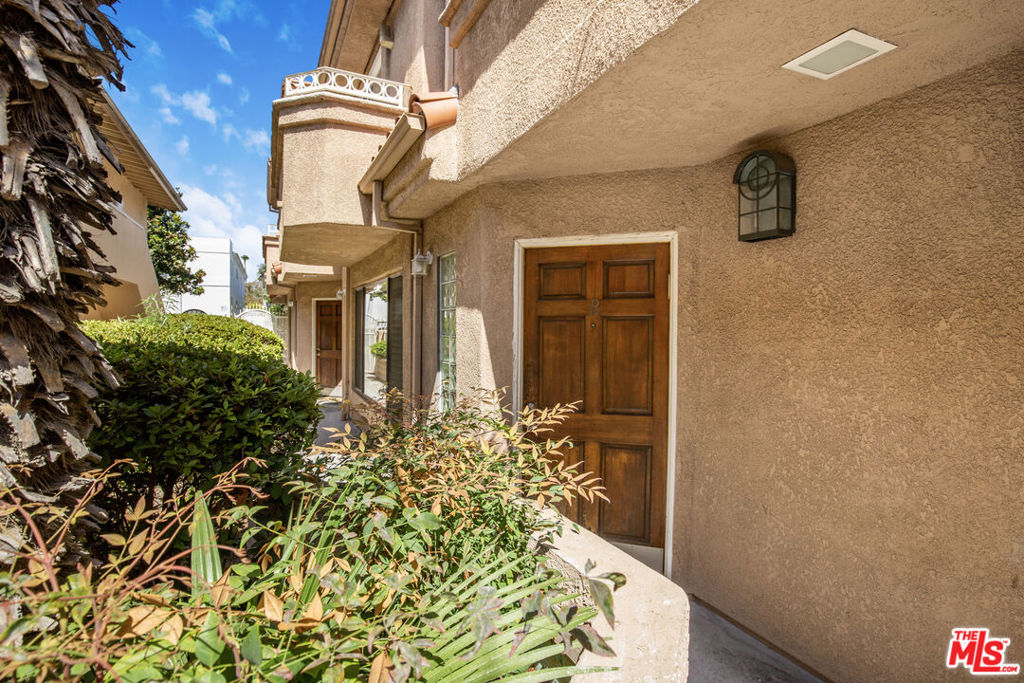 324 S Doheny Drive Property Photo 7
