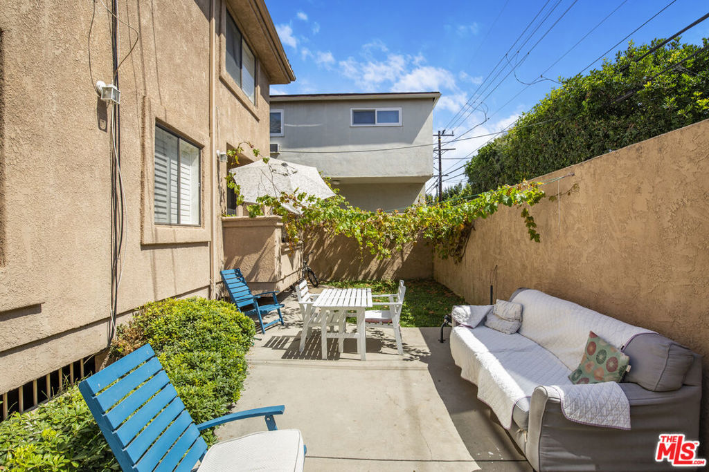 324 S Doheny Drive Property Photo 8