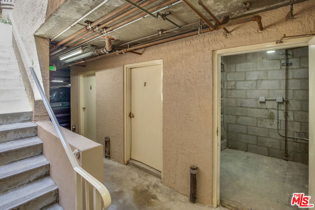 324 S Doheny Drive Property Photo 9