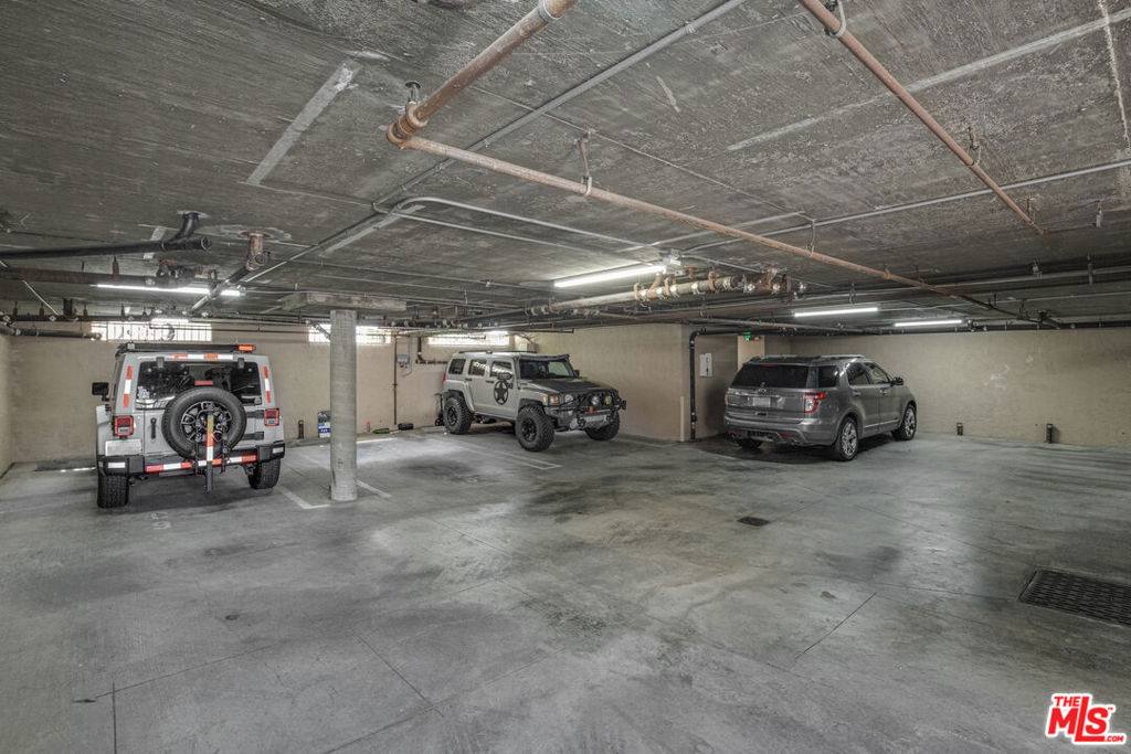 324 S Doheny Drive Property Photo 11