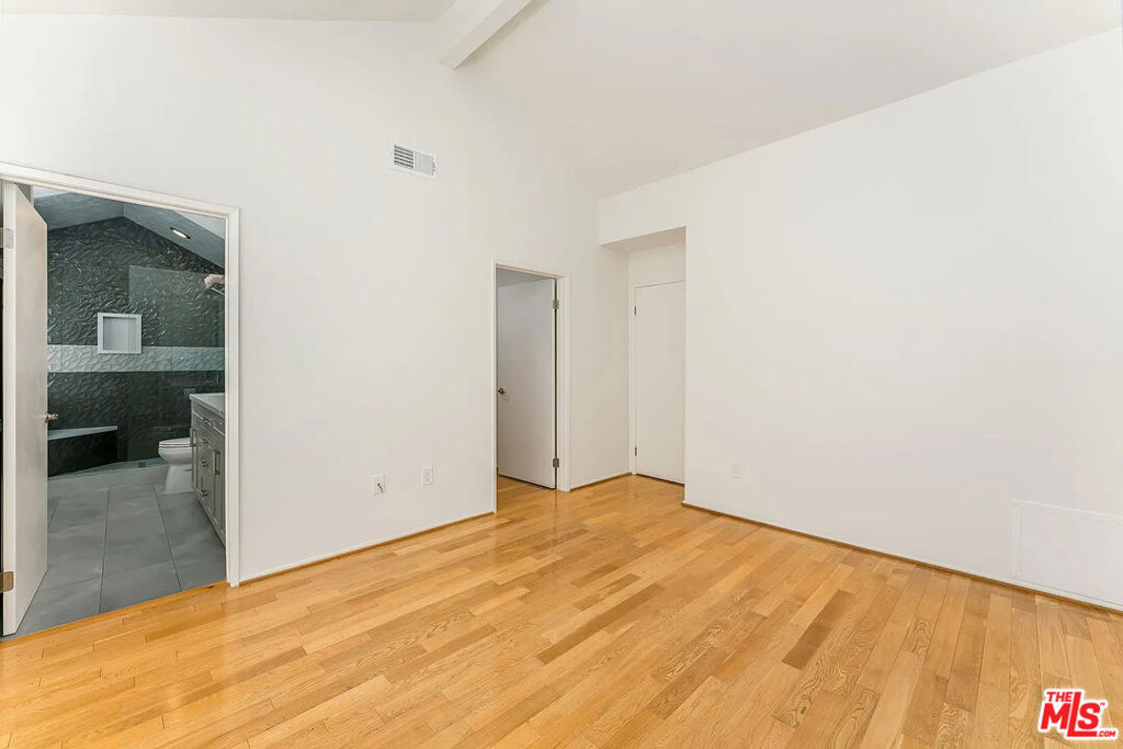 324 S Doheny Drive Property Photo 12