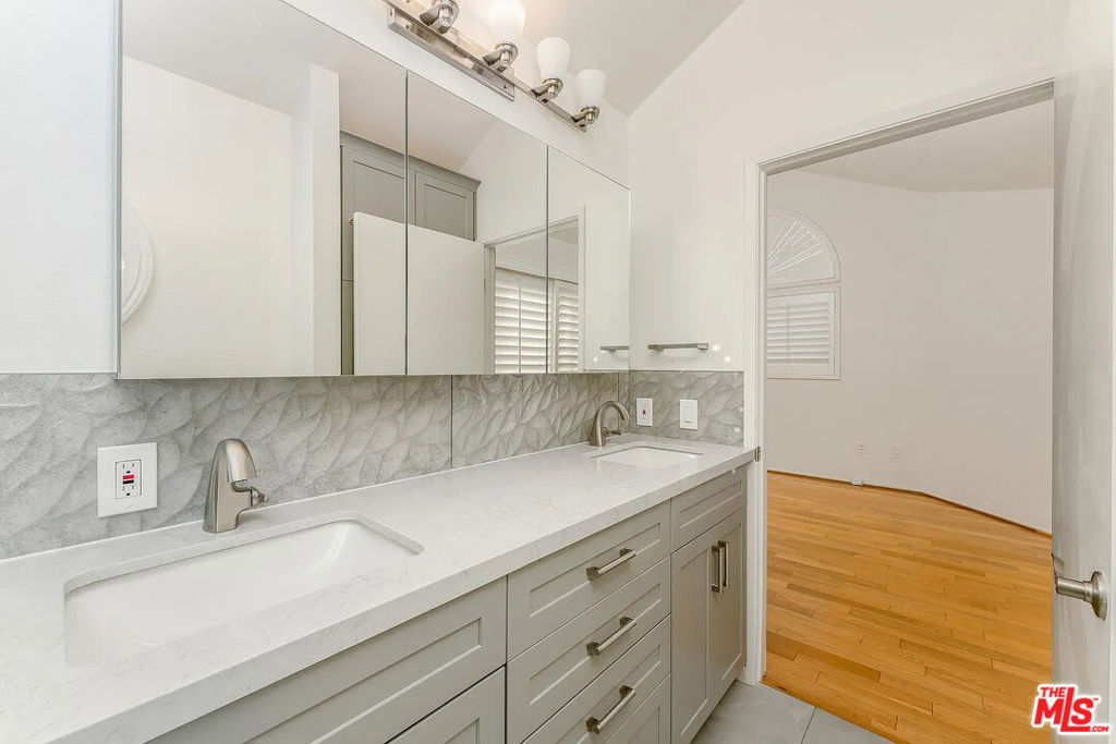 324 S Doheny Drive Property Photo 13